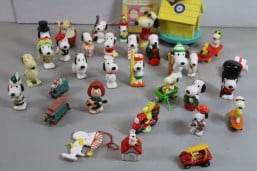 Lot of Assorted Snoopy Figures,Ornaments,More